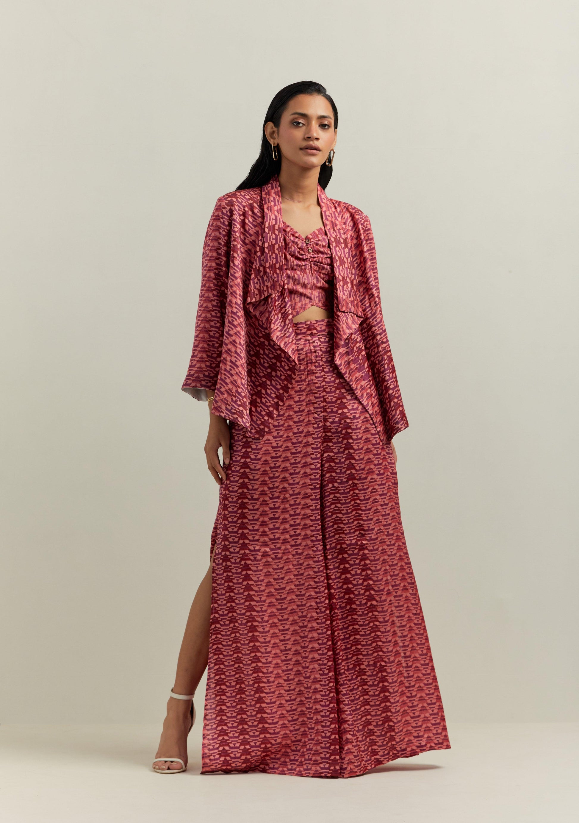 امرأة ترتدي مجموعة من القماش المطبوع يدويًا باللون الخوخي من الساتان القطني