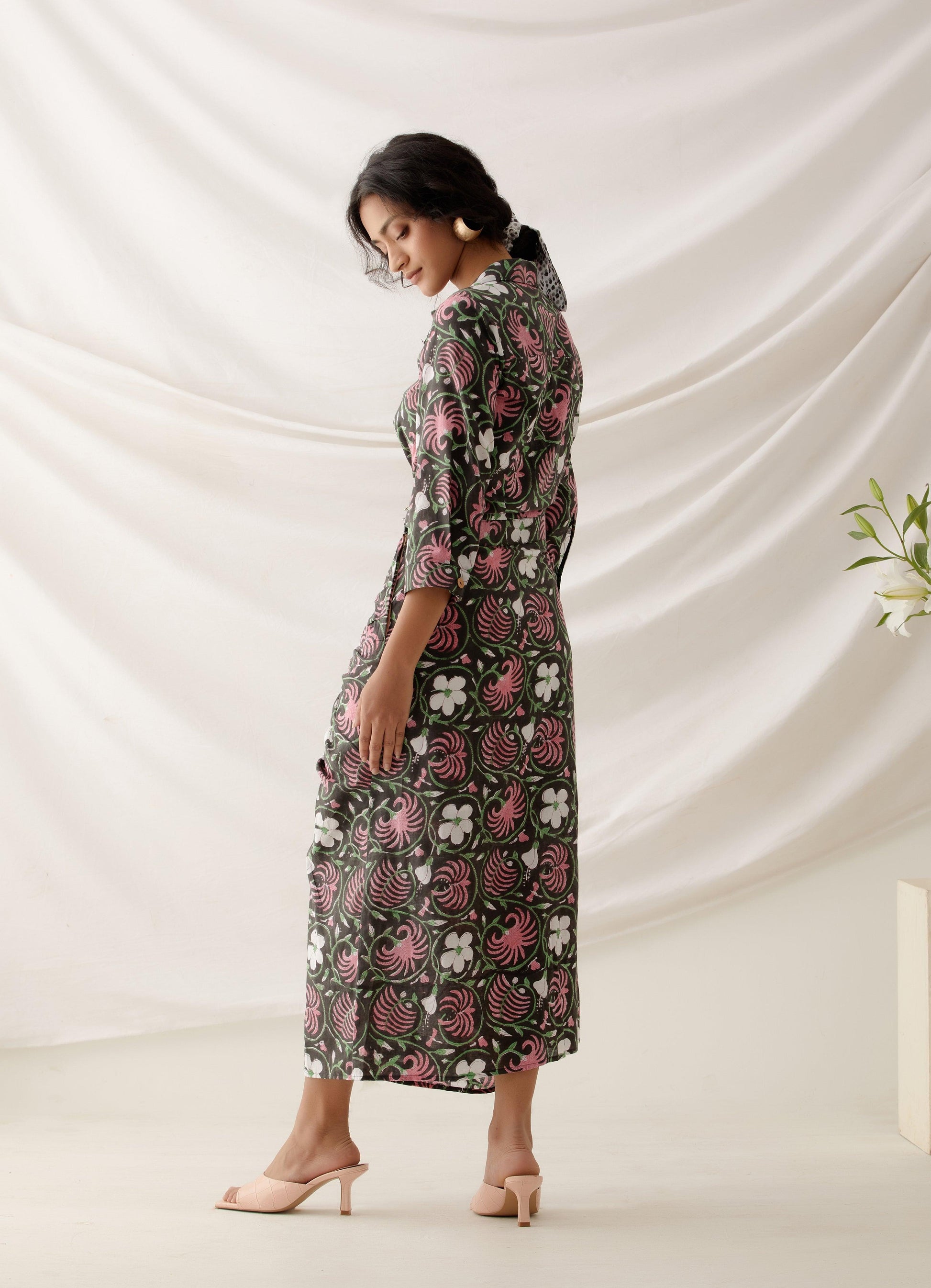 امرأة ترتدي تنورة مطبوعة يدويًا مصنوعة من القطن بنسبة 100%