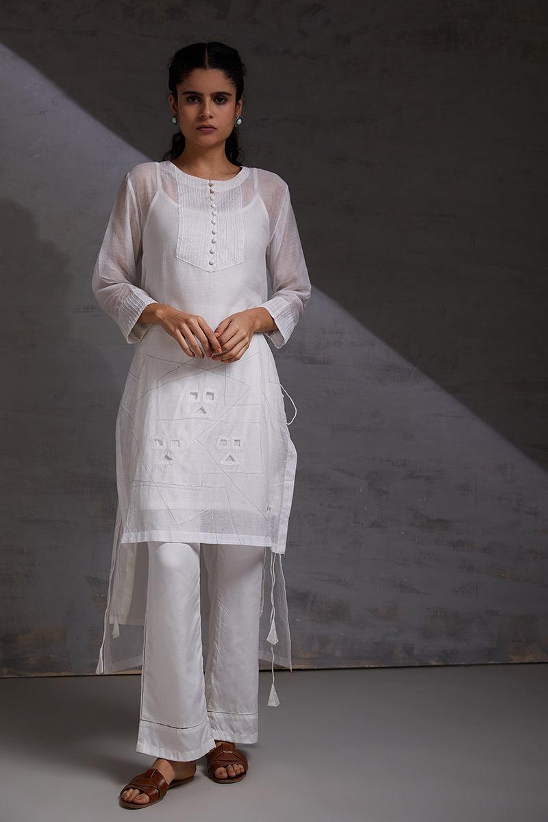 امرأة ترتدي طقمًا من ثلاث قطع مصنوع يدويًا من الحرير شانديري