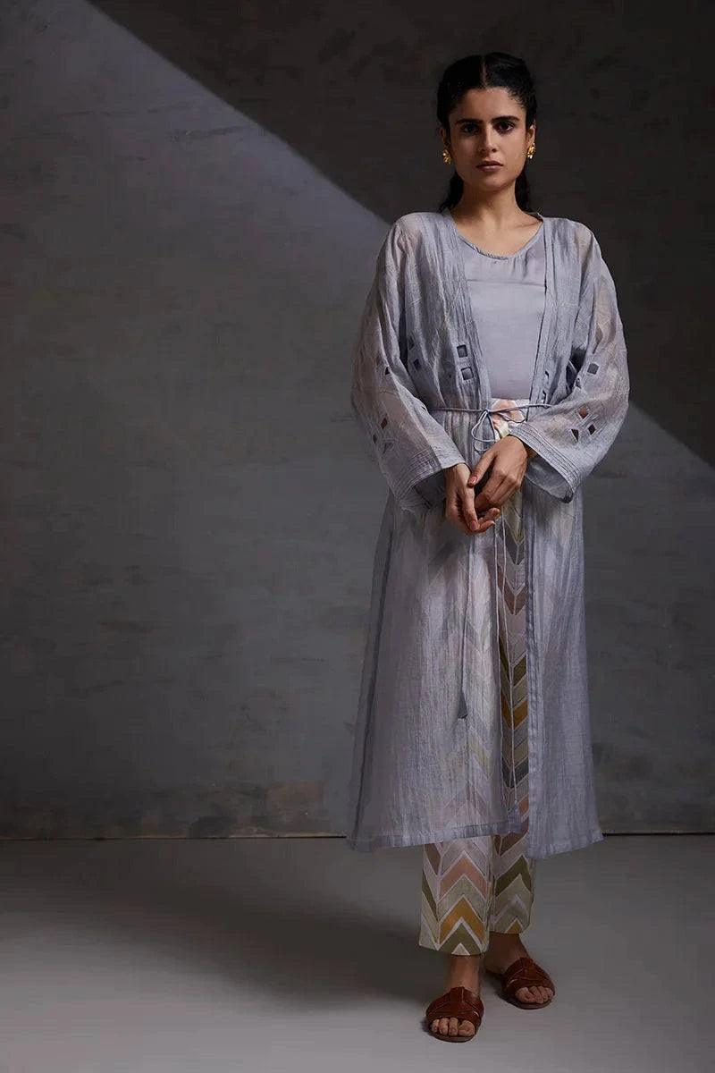 امرأة ترتدي مجموعة كورتا كو أورد المصنوعة يدويًا باللون الرمادي من الحرير شانديري ملابس رسمية