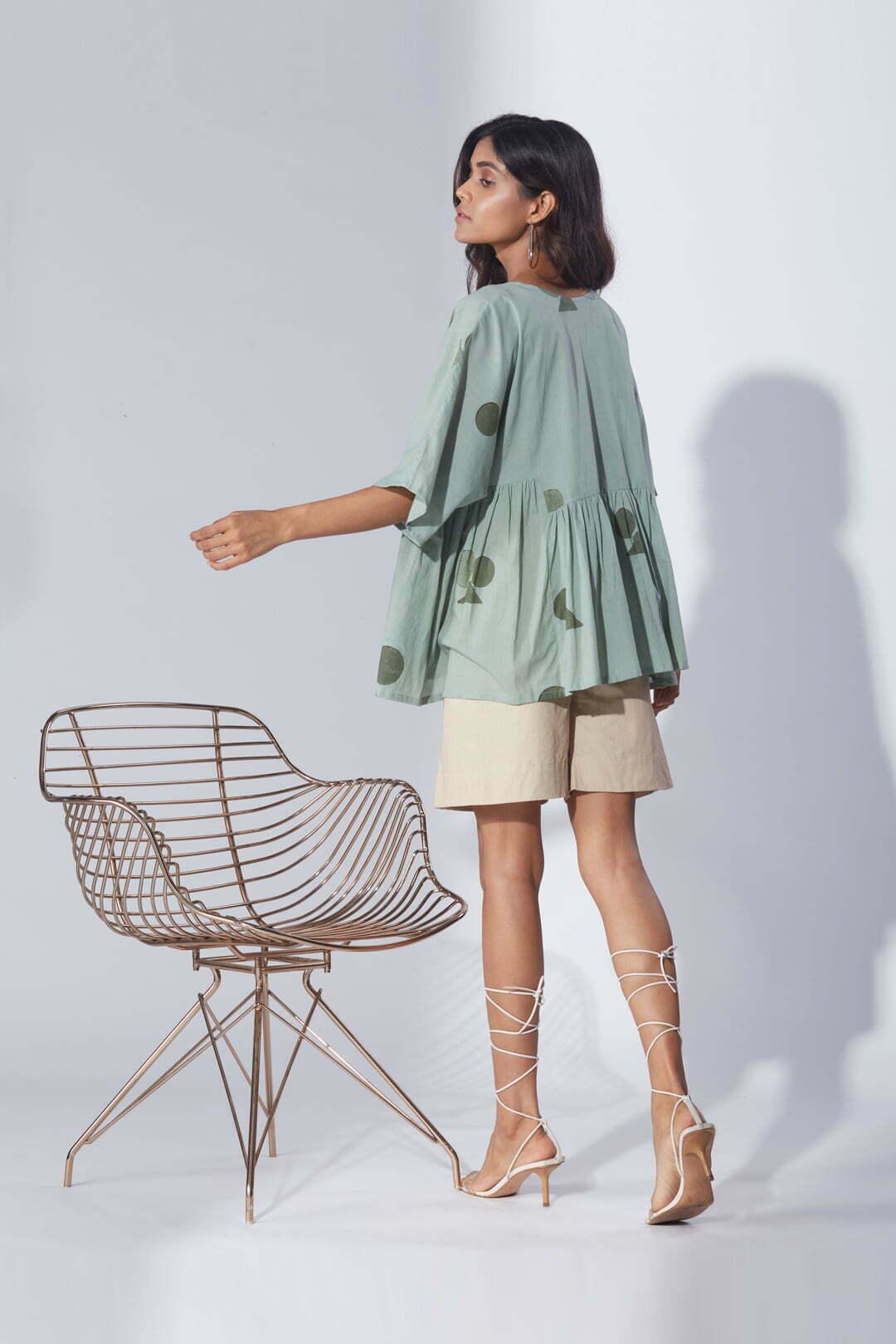 امرأة ترتدي شورتًا قصيرًا مصنوعًا يدويًا من القطن بوهو مصنوع يدويًا باللون الأخضر الكاكي