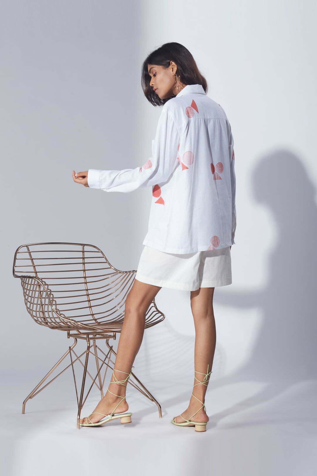 امرأة ترتدي مجموعة من القطع المطبوعة يدويًا باللون الأبيض مصنوعة من القطن بنسبة 100%.